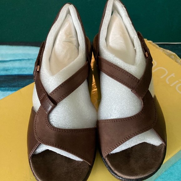 Sandals - Picture 1 of 4